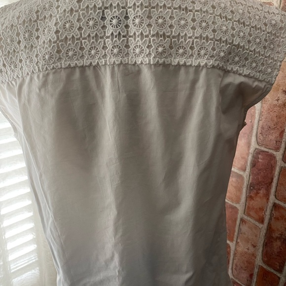 Talbots Sleeveless White Shell Blouse Flower Detailing NWT Size Small - Picture 4 of 7